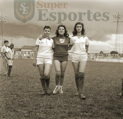 No fim dos anos 1950, jogos do time feminino do Araguari Atltico Clube eram uma atrao  parte na cidade do Tringulo. Estdio Jos Vasconcelos Montes ficava sempre lotado. Quem no conseguia entrar subia em rvores e nos muros para assistir  peleja das pioneiras do esporte em Minas