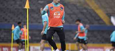 Tite usa Coutinho como titular no primeiro treino da Seleção em 2022