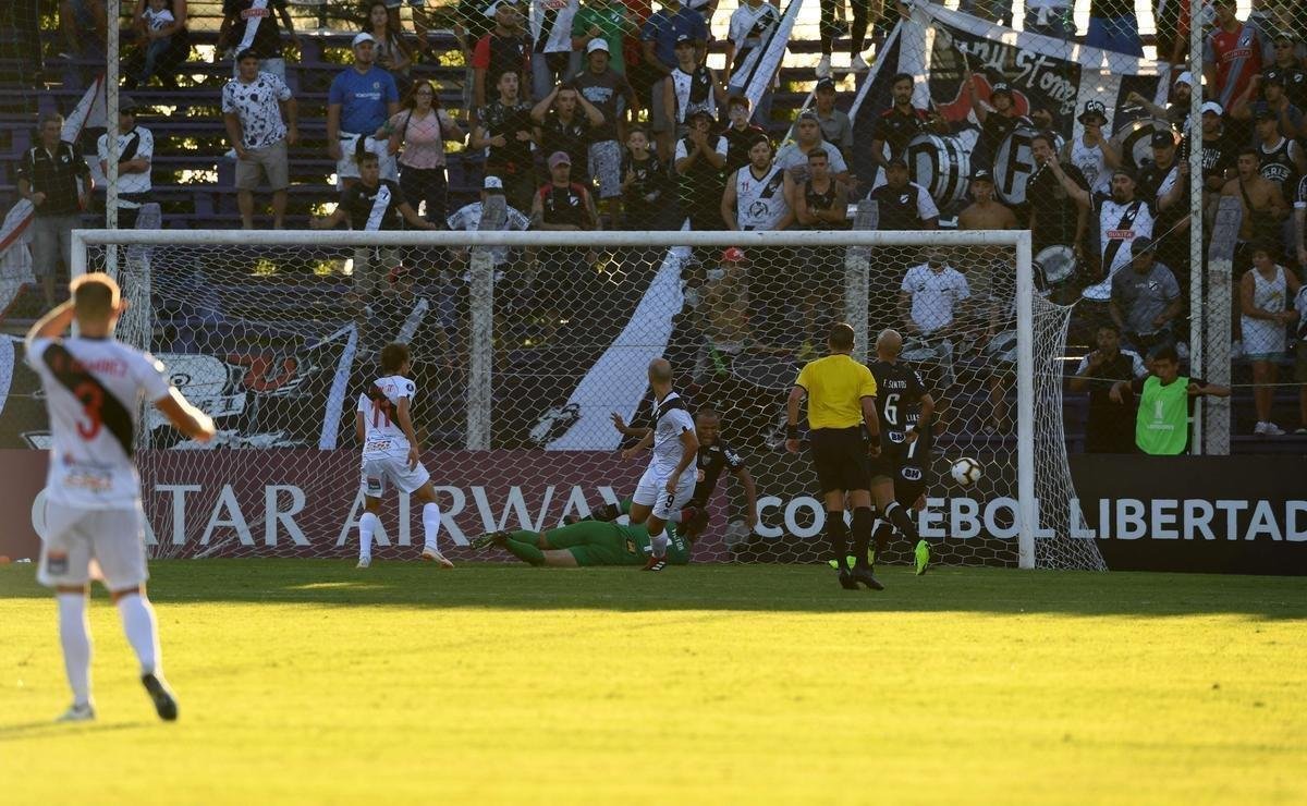 Federico Rodriguez empatou para o Danubio aos 46 minutos do primeiro tempo: 1 a 1