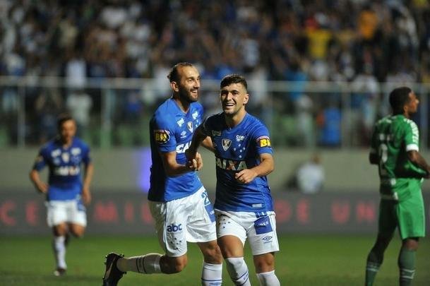 Com gols de Thiago Neves, Arrascaeta e Ded, Cruzeiro goleou a Chapecoense por 3 a 0