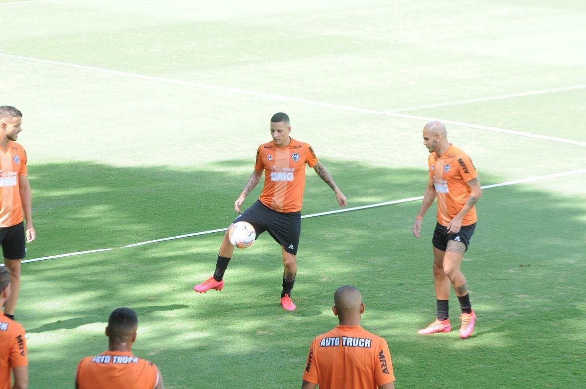 Treino do Atltico nesta segunda-feira, na Cidade do Galo, contou com a volta do meia  Juan Cazares. Direo no chegou a acordo para vend-lo a clube saudita. Tcnico Rafael Dudamel relacionou 23 jogadores para a viagem a Santa Fe, local da estreia na Sul-Americana, quinta-feira, contra o Unin-ARG. Jogador equatoriano ficou fora da lista.