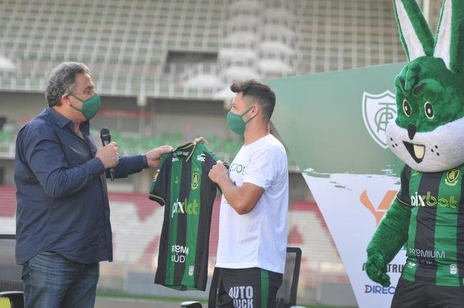 Mauro Zrate, atacante argentino de 34 anos, foi apresentado oficialmente pelo Amrica na tarde desta sexta-feira (3), no Estdio Independncia, em Belo Horizonte. Experiente, o atleta tem passagens por clubes como Fiorentina, Lazio e Inter de Milo, da Itlia, e tambm por Vlez Sarsfield e Boca Juniors, da Argentina.