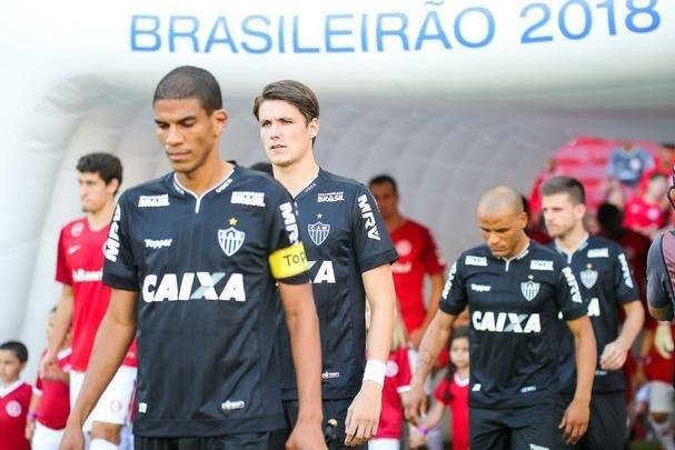 Galo derrotou Internacional no Beira-Rio com gols de Cazares e Terans; D'Alessandro descontou de pênalti