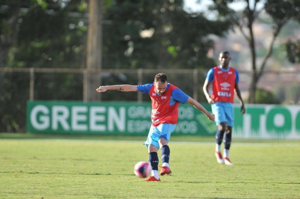 Cruzeiro se reapresentou aps estreia na Copa Libertadores e iniciou sua preparao para o clssico de domingo, s 11h, no Independncia, contra o Atltico, pela nona rodada do Mineiro. As novidades foram as presenas do atacante Sass e do zagueiro Cac, da base. Fred foi vetado devido a um estiramento na panturrilha direita. 