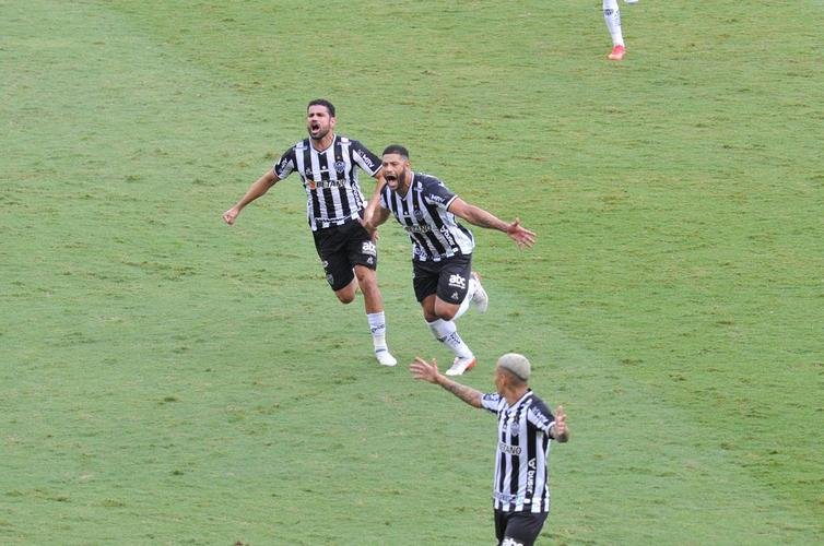 Hulk virou para o Atltico sobre o Fluminense em cobrana de falta perfeita no Mineiro: 2 a 1