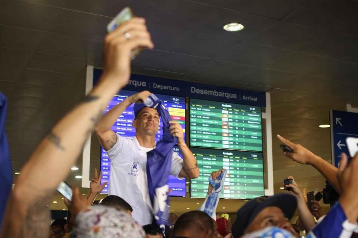 Thiago Neves desembarcou na manh desta segunda-feira no Aeroporto de Confins
