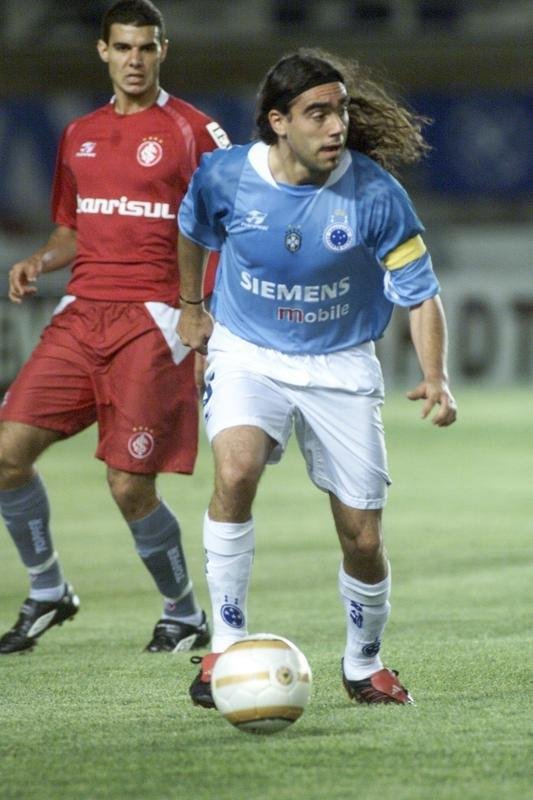 Nesse mesmo ano, no segundo semestre, o Cruzeiro lançou um novo terceiro uniforme. Pela primeira vez, tratava-se de uma camisa com azul diferente do padrão adotado, agora mais claro e, de fato, celeste.