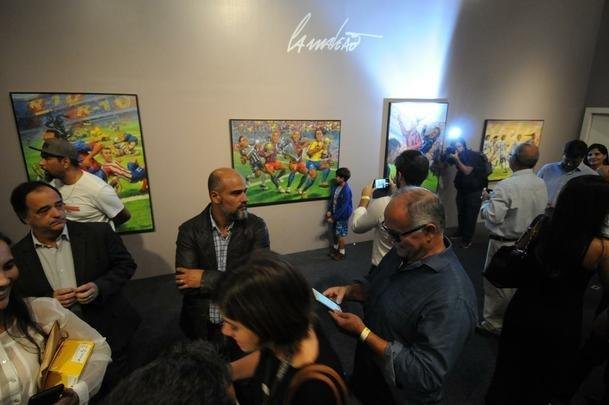 Ronaldinho Gacho lanou nesta tera-feira, no Mineiro, a exposio 'Fragmentos de um gacho', do artista Camaleo; astro ainda entrou para a Calada da Fama do estdio, em Belo Horizonte.