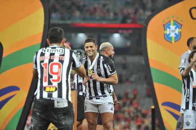 Atlético ergue a taça e festeja bi da Copa do Brasil