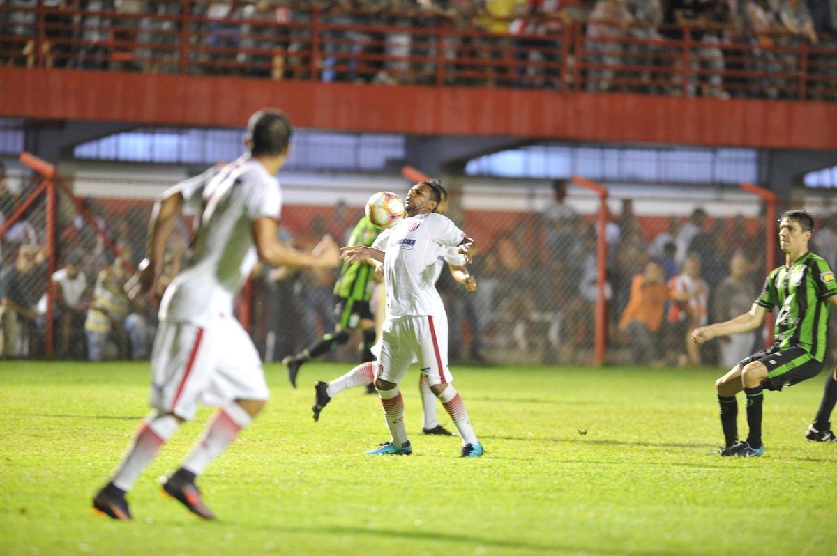 As melhores fotos do duelo entre Villa Nova e Amrica, em Nova Lima, pelo Mineiro