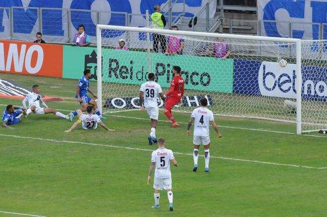 Fotos do jogo entre Cruzeiro e Ponte Preta, no Mineiro, em Belo Horizonte, pela 13 rodada da Srie B do Brasileiro