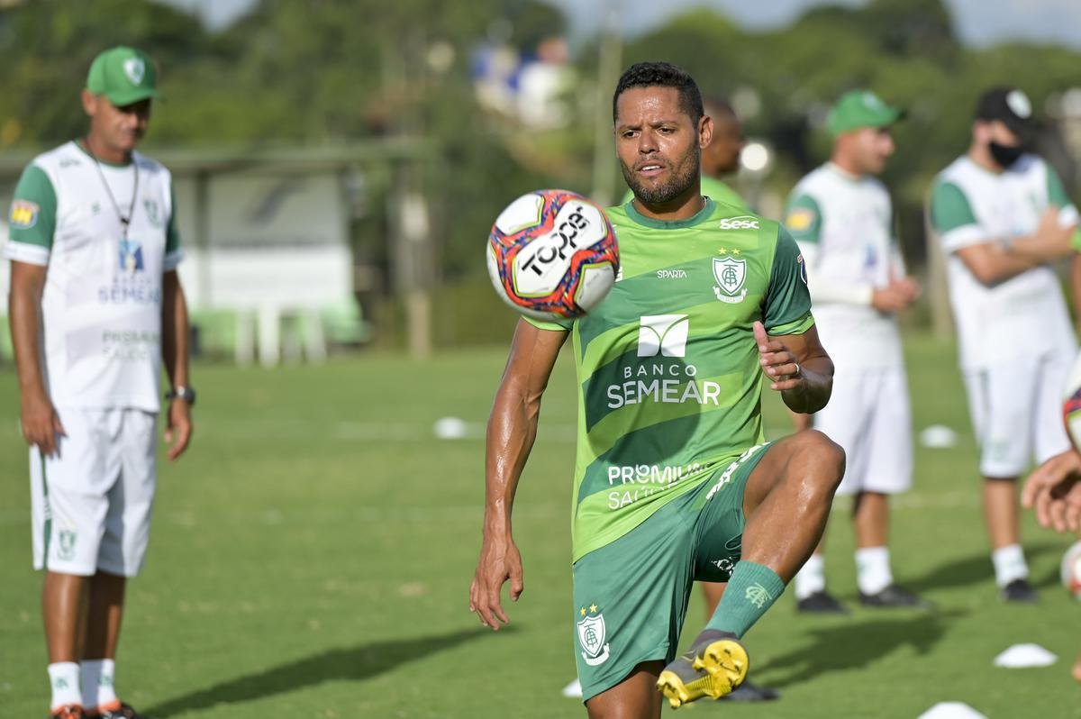O grupo principal do Amrica, que encerrou a disputa da Srie B no dia 29 de janeiro, se reapresentou na tarde desta segunda-feira (15), no CT Lanna Drumond, em Belo Horizonte. Sob superviso do tcnico Lisca, os atletas treinaram e deram incio  pr-temporada 2021.