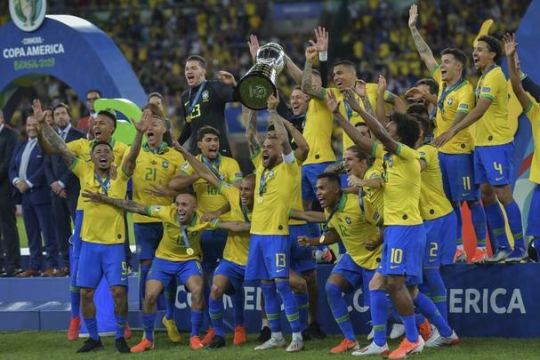 Seleção Brasileira derrota Peru por 3 a 1, conquista Copa América e ergue a taça no Maracanã; veja as fotos da festa do Brasil