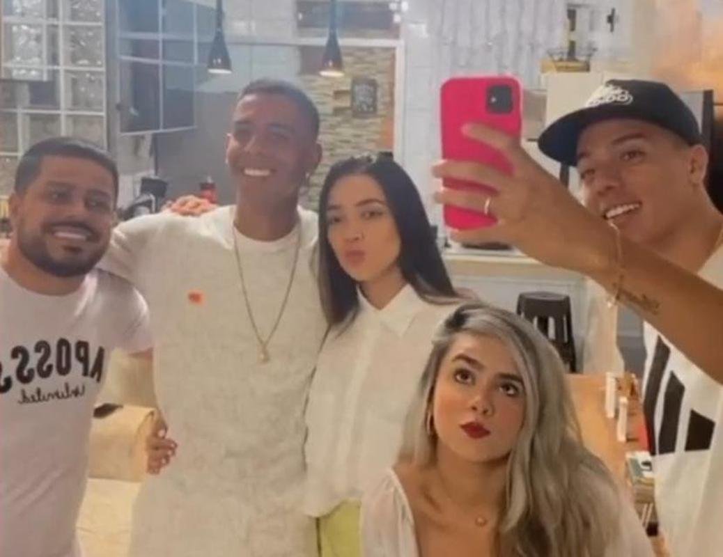 Atacante Carlos Alberto (� direita) junto com amigos