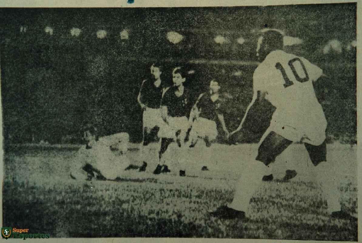 Pelé em ação contra o Cruzeiro, no Mineirão, no primeiro duelo da final da Taça Brasil de 1966