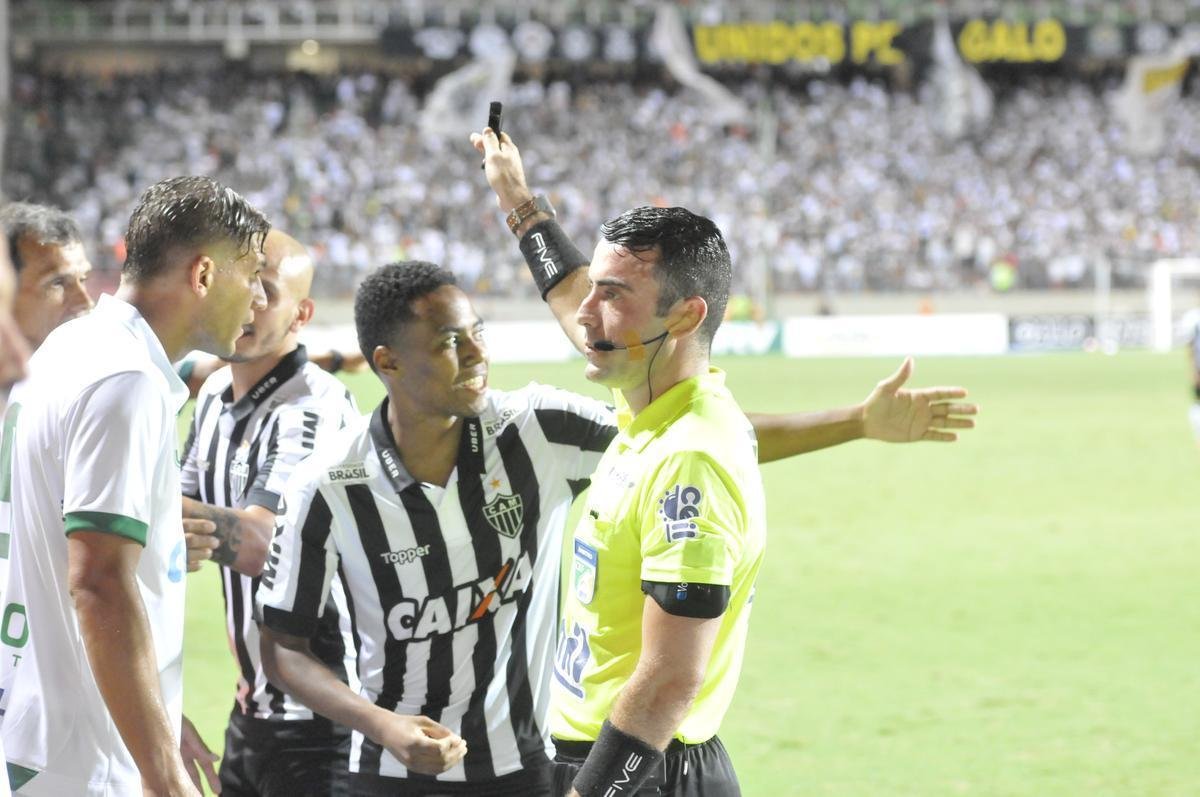 Rafael Moura, em impedimento, tocou na bola aps cabeceio de Rafael Lima e teve gol anulado pela arbitragem
