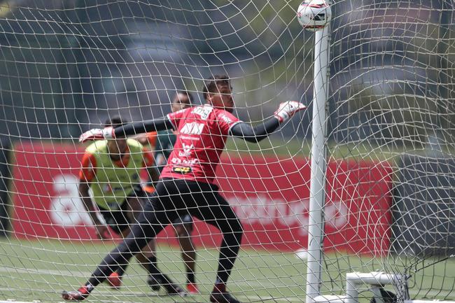 Com seriedade, mas tambm descontrao, o Atltico treinou sob sol forte na manh desta sexta-feira (21), na Cidade do Galo, em Vespasiano. Este foi o quinto dia de pr-temporada para o clube mineiro em 2022, sob o comando do tcnico argentino Antonio 'El Turco' Mohamed. Novas baixas, o volante Allan e o atacante Keno testaram positivo para COVID-19 e no participaram das atividades (ambos cumprem perodo de sete dias de isolamento social).