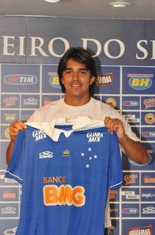 Imagens da apresentao do atacante Marcelo Moreno na Toca da Raposa II