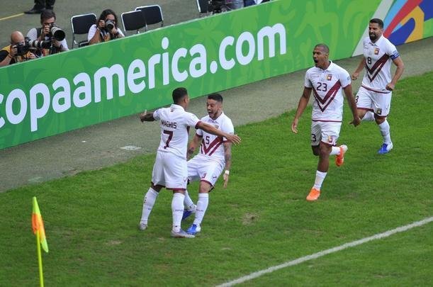 Imagens da partida entre Bolvia e Venezuela