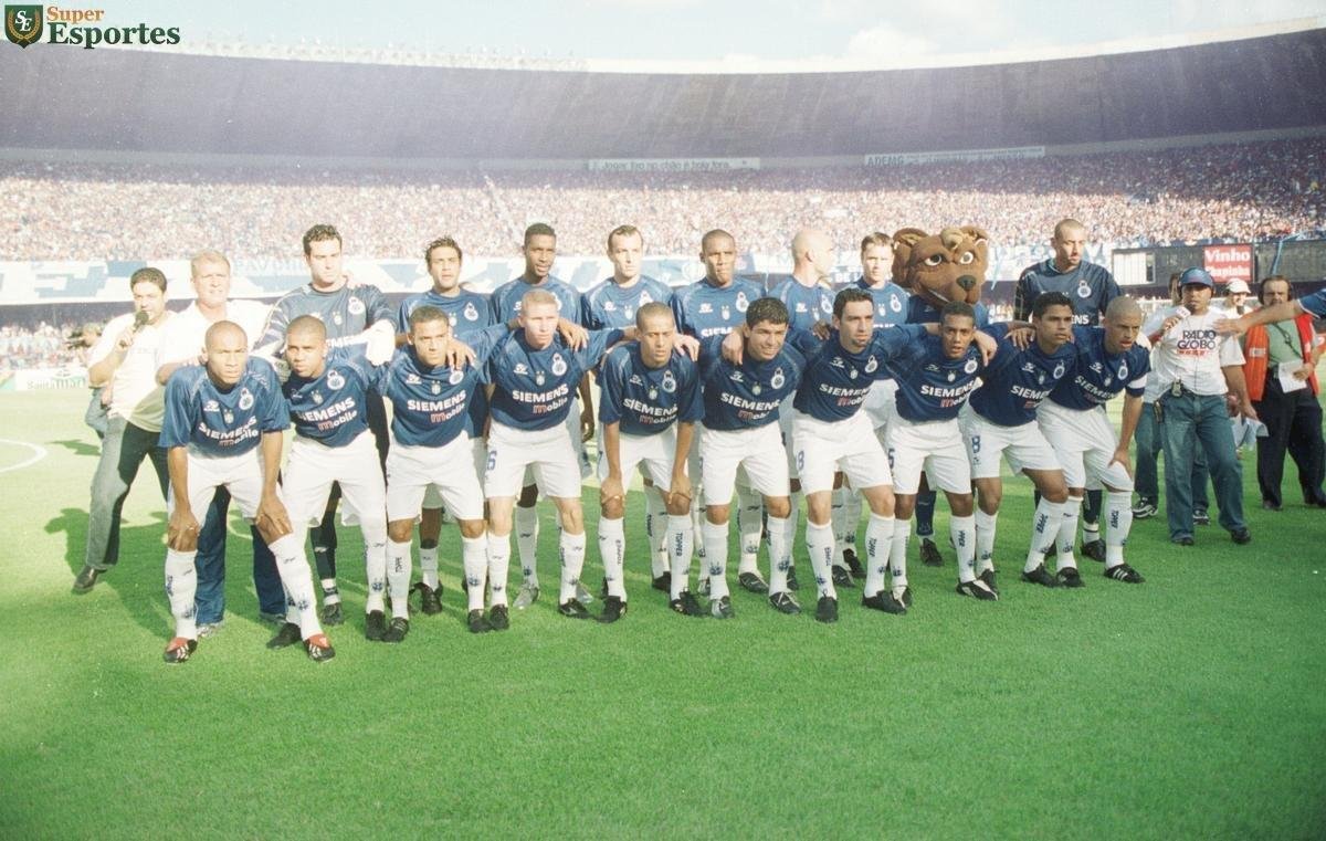 Time do Cruzeiro campeão mineiro de 2004. Na foto estão Arthur, Maurinho, Lima , Edu Dracena, Maicon, Cris, Marcelo Batatais, Gomes. Agachados: Jussiê, Leandro, Marcinho, Sandro, Wendel, Schwenck, Guilherme, Augusto Recife, Jardel e Alex.