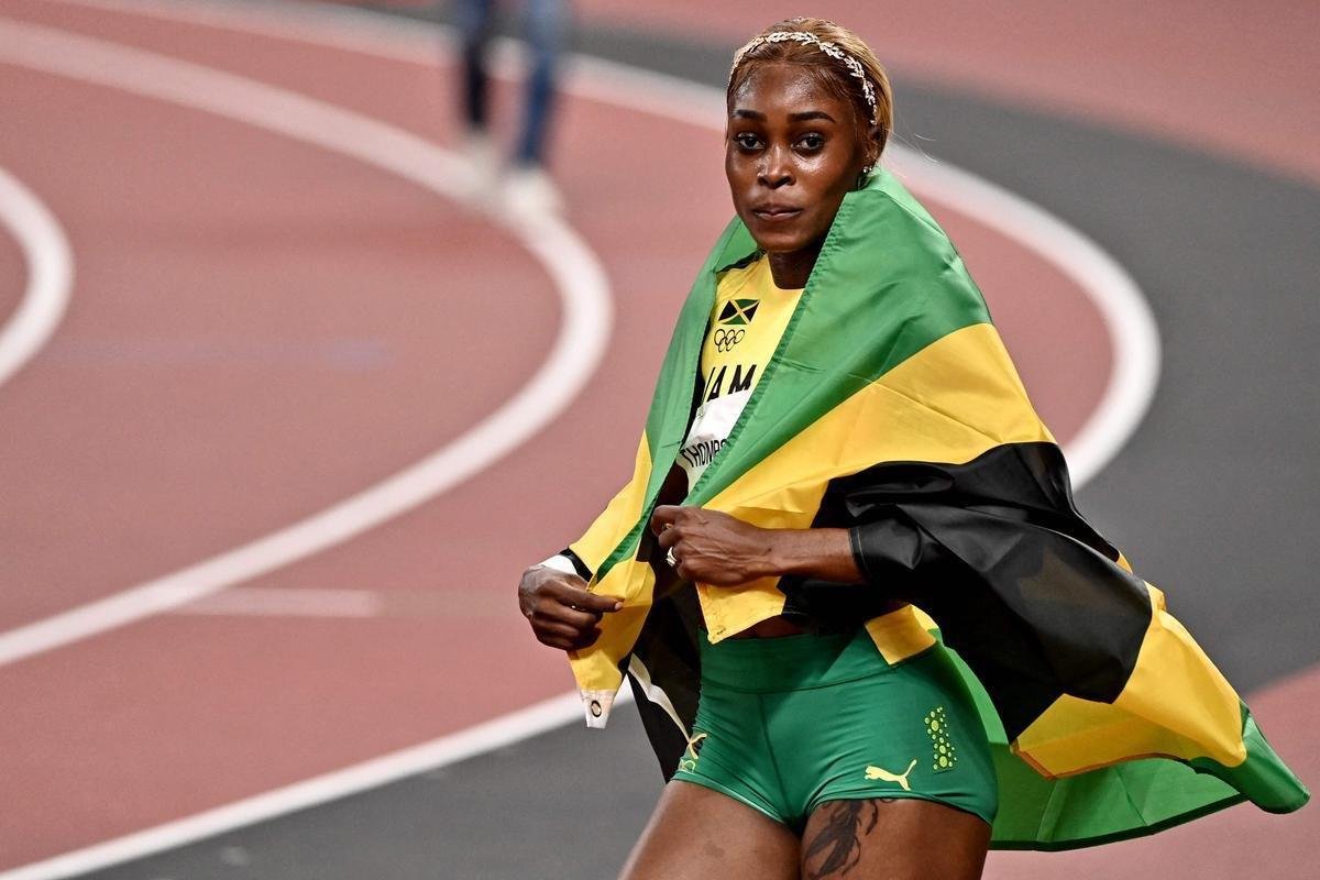 Fotos espetaculares da vitria da jamaicana Elaine Thompson-Herah nos 100m rasos dos Jogos Olmpicos de Tquio com o tempo de 10s61. A velocista quebrou o recorde olmpico e comandou o pdio jamaicano ao lado de Ann Fraser-Pryce, prata, e Shericka Jackson, bronze.