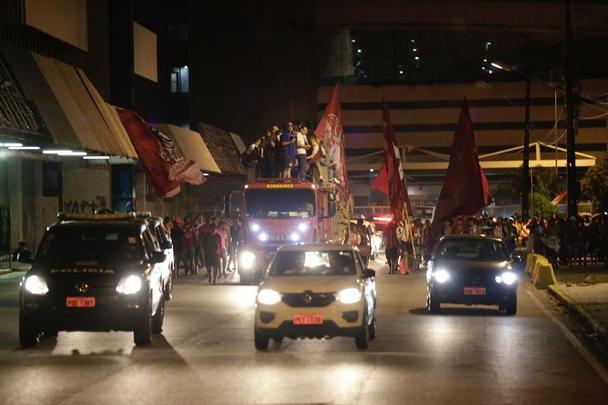 Jogadores, comissão técnica e diretoria do Náutico foram recebidos com festa no desembarque após a conquista do título da Série C do Campeonato Brasileiro, diante do Sampaio Corrêa. A delegação alvirrubra desembarcou em solo pernambucano pouco depois das 23h30 e seguiu em carro aberto para a sede do clube, no bairro dos Aflitos