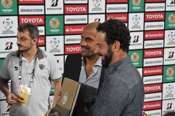 Ex-jogador e hoje presidente do Estudiantes de La Plata, Juan Sebastin Vern foi convidado especial do Atltico no jogo contra o Del Valle, no Independncia, pela Copa Libertadores. Ele ganhou uma placa do clube mineiro e trocou camisas dos clubes com o presidente Daniel Nepomuceno