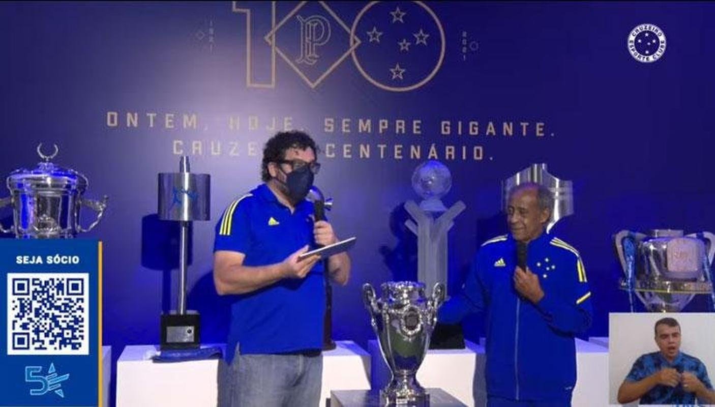 Cruzeiro lanou oficialmente sua nova camisa do ano do centenrio nesta quinta-feira com a presena do dolo histrico Dirceu Lopes e apresentao de Gustavo Nolasco, colunista do Superesportes e do Estado de Minas. Na foto, a camisa polo de viagem e o novo agasalho.
