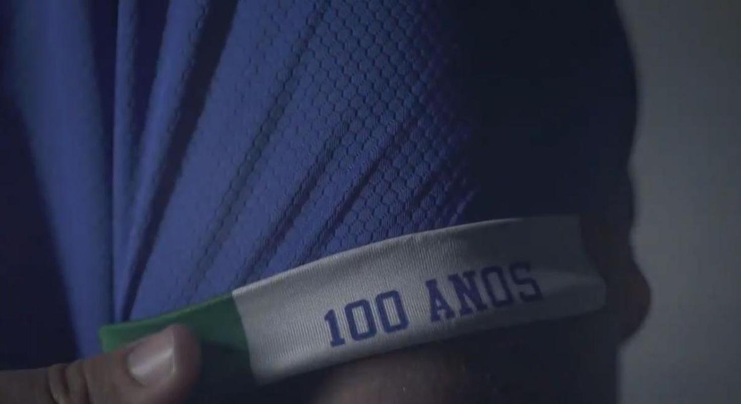dolos exibiram detalhes da nova camisa do Cruzeiro, em homenagem ao centenrio celeste
