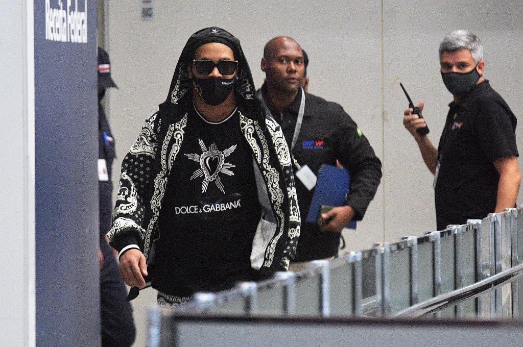 Após 171 dias no Paraguai, onde ficaram presos, Ronaldinho Gaúcho e seu irmão, Assis, chegaram ao Rio de Janeiro nesta terça-feira em um jatinho