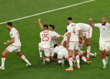 Tunisianos derrotaram a campeã mundial em jogo com gol anulado no fim, mas ficaram fora das oitavas; partida teve protesto pró-Palestina
