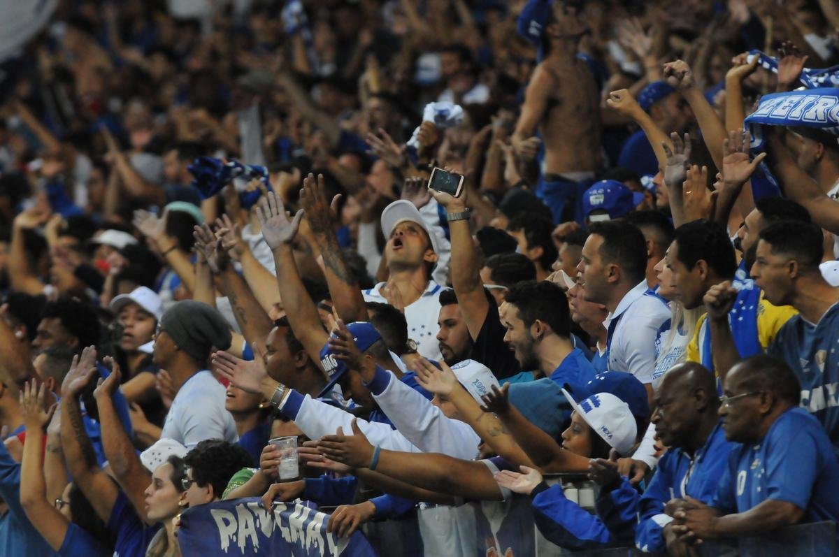 Nos minutos finais, torcida do Cruzeiro parecia no acreditar na derrota para o Internacional