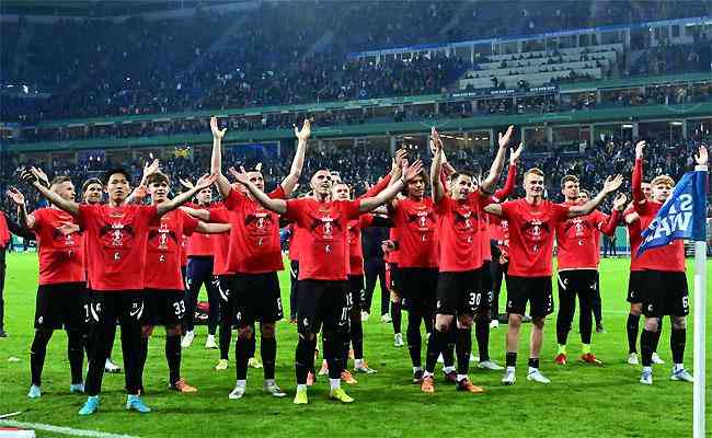 Jogadores do Freiburg agradece aos torcedores que viajaram a Hamburgo e apoiaram o time