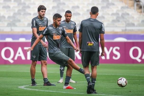 Levir Culpi comanda treino no Mineirão antes da estreia no Grupo E da Libertadores