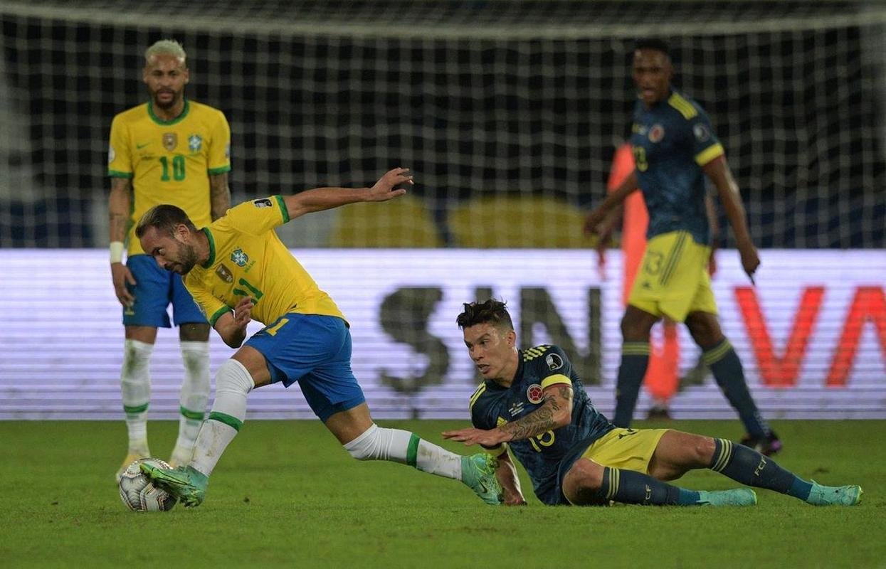 Brasil e Colmbia se enfrentaram no Estdio Nilton Santos, pelo Grupo B da Copa Amrica