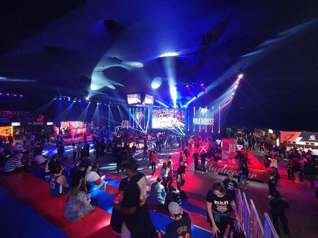 Evento da NBA reuniu milhares de fãs para acompanhar à primeira partida da final entre Celtics e Warriors