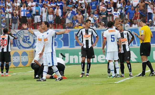Atltico poderia rebaixar o Cruzeiro  Srie B com um empate, mas foi goleado na Arena do Jacar