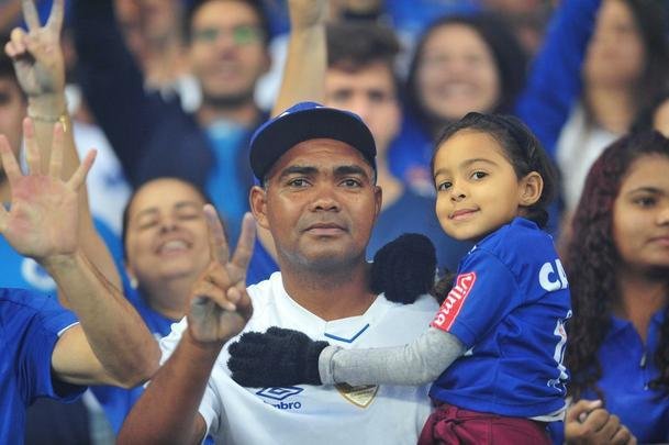 Fotos da torcida cruzeirense, no Mineiro, na partida contra o Inter, pela semifinal da Copa do Brasil