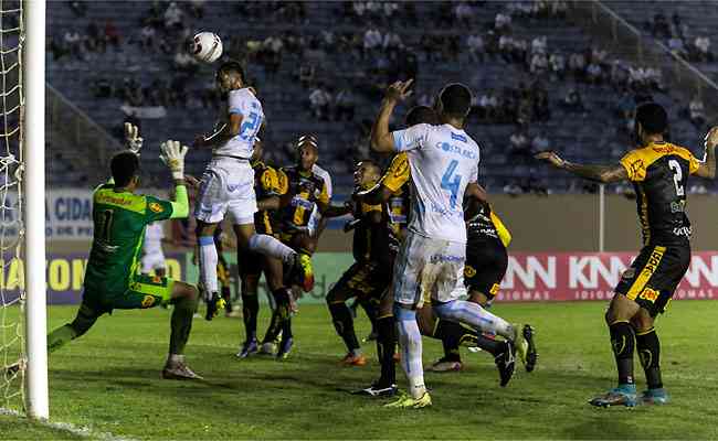 Augusto fez o gol de empate do Londrina ainda no primeiro tempo, no Estádio do Café