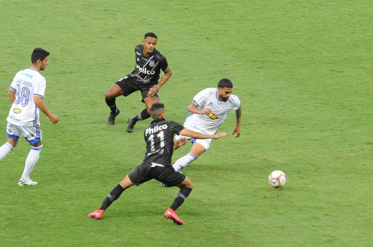 No segundo tempo, Manoel, de cabea, ampliou para o Cruzeiro: 3 a 0