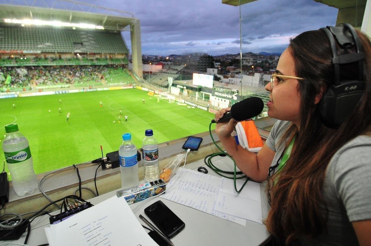 Rdio Inconfidncia inova e lana jornalista Isabelly Morais, de 20 anos, como narradora esportiva. Nesta tera, ele estreou transmitindo a partida entre Amrica e ABC-RN, no Independncia, pela Srie B do Brasileiro.