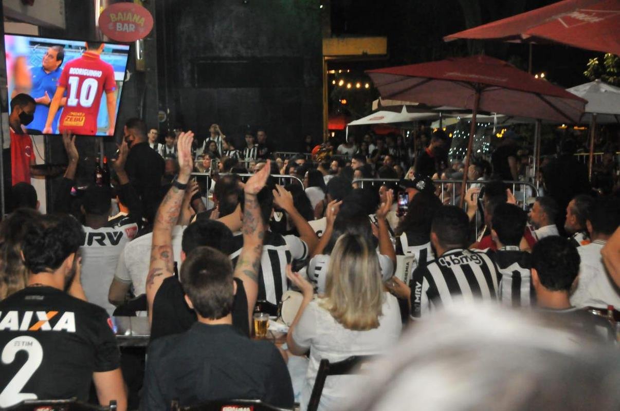 Nesta quinta-feira (2), torcedores do Atltico lotaram os bares de BH para acompanhar Bahia x Galo, jogo adiado da 32 rodada do Campeonato Brasileiro. Na imagem, bares na regio da Savassi.