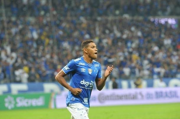 Aps bela jogada de Pedro Rocha, Thiago Neves marcou para o Cruzeiro