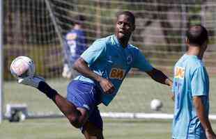 Cruzeiro se reapresentou nesta tera-feira na Toca da Raposa II e iniciou a preparao para a deciso do Mineiro, no prximo domingo, no Mineiro; tcnico Marcelo Oliveira conversou muito com os atletas, falou dos erros na derrota por 3 a 0 para o Atltico, no jogo de ida, e deu sequncia ao trabalho