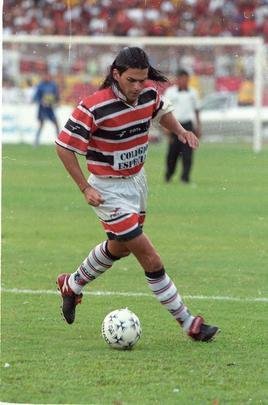 Em 1999, o Santa Cruz passou a ter o material esportivo fornecido pela Finta. Na foto, volante Mancuso em aquecimento para jogo no Arruda