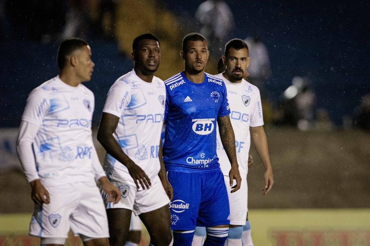 Fotos da partida entre Londrina e Cruzeiro, pela S�rie B