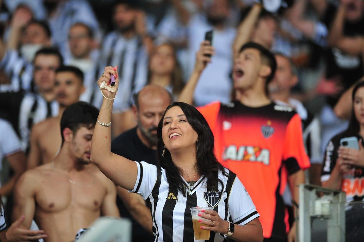 No segundo tempo, de cabea, Vargas abriu o placar para o Atltico no Mineiro: 1 a 0