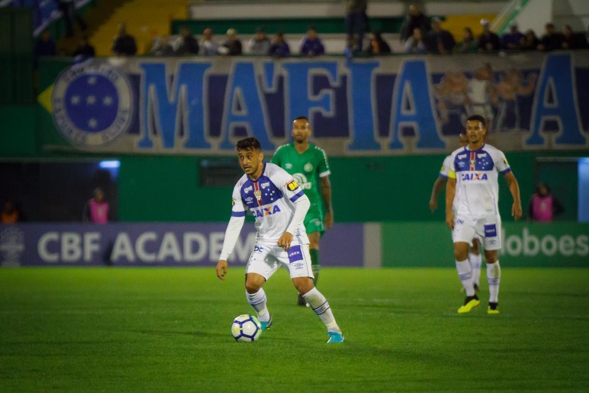 Cruzeiro perde para Chapecoense em jogo que teve atraso por causa de pane em refletores