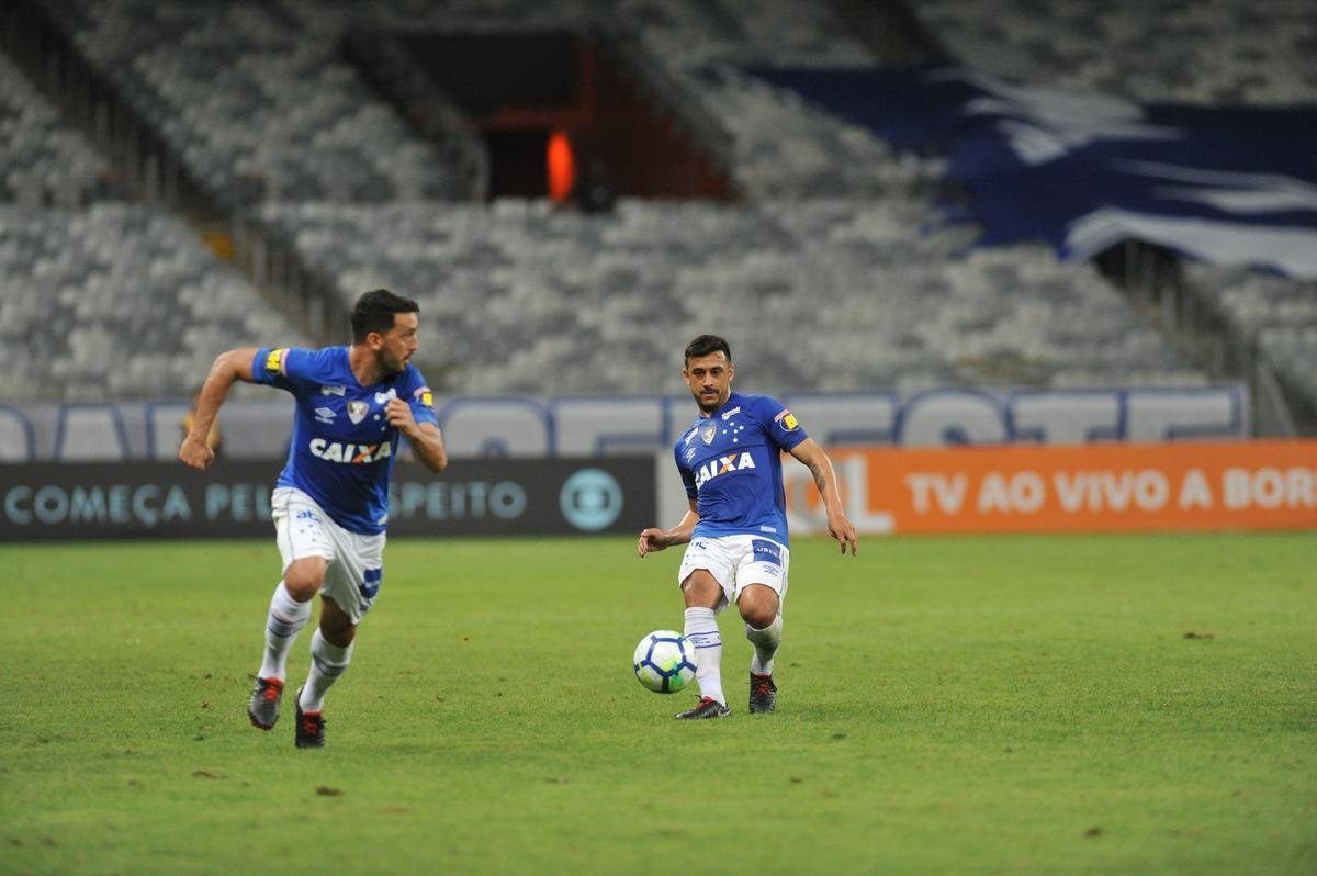 Em jogo com grande atuao do goleiro Fbio, Cruzeiro derrotou Santos de virada, por 2 a 1, com gols de Sass e Raniel; Gabriel Barbosa marcou para o Peixe, no Mineiro, pela 26 rodada do Brasileiro