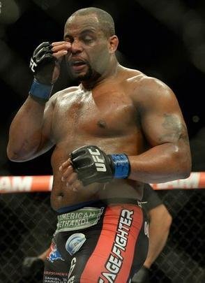 Jon Jones (bermuda vermelha) venceu Daniel Cormier por decisão unânime e manteve o cinturão